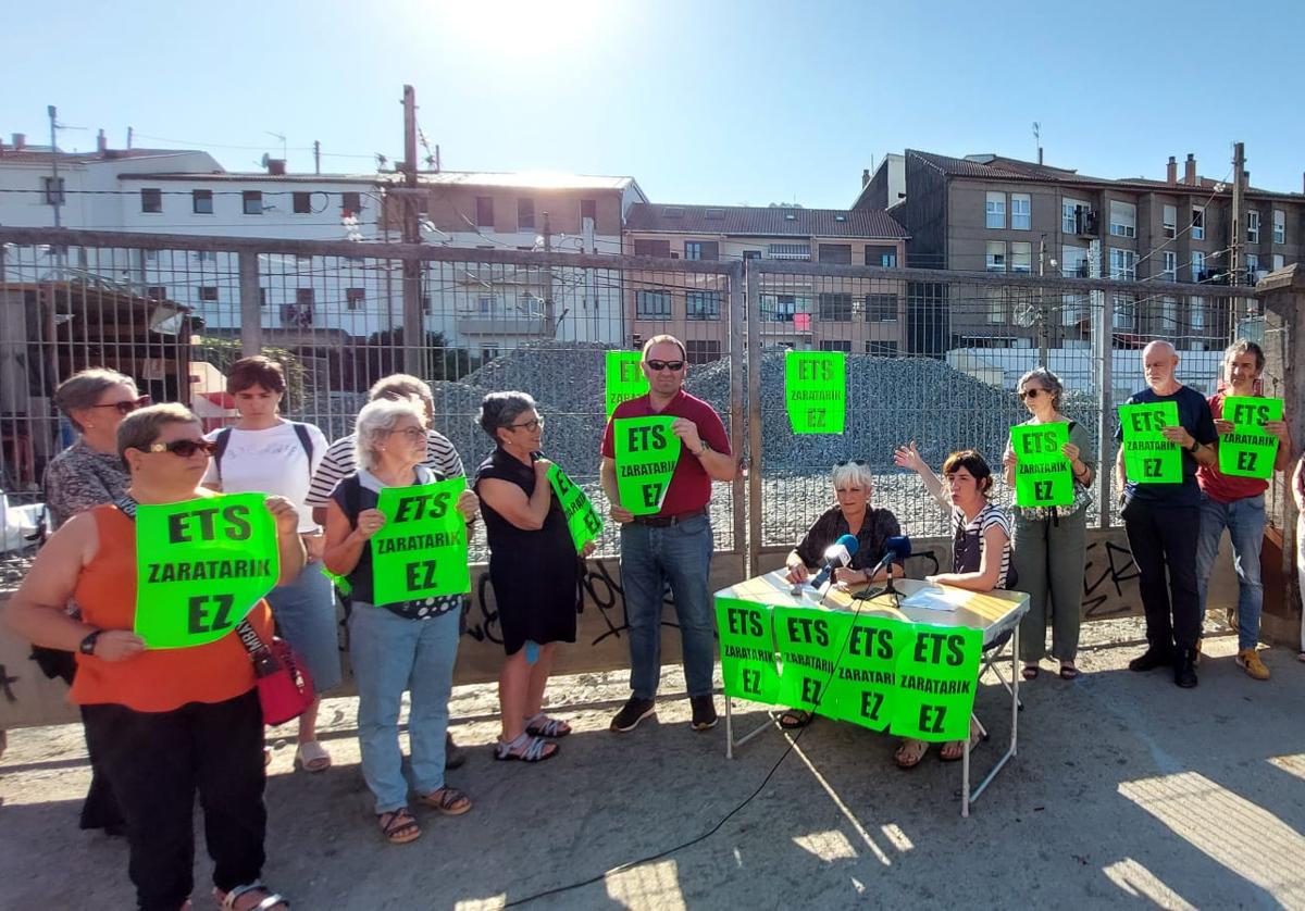 Protesta de los vecinos de la calle Don Tello afectados por el ruido nocturno que provocan las obras que ETS ejecuta en la playa de vías de la estación del tren de Gernika.