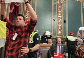 Las protestas de la plantilla municipal revientan el pleno de Bilbao