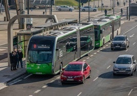 Un BEI, seguido de un autobús híbrido junto al Boulevard.