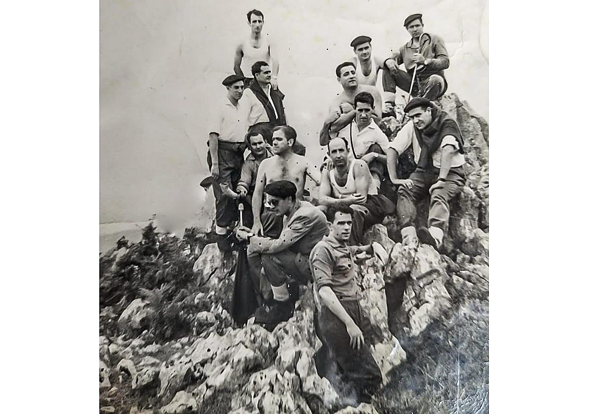 Imagen de una de las primeras ascensiones realizadas por los miembros del Osea Mendi Taldea, en los años sesenta.