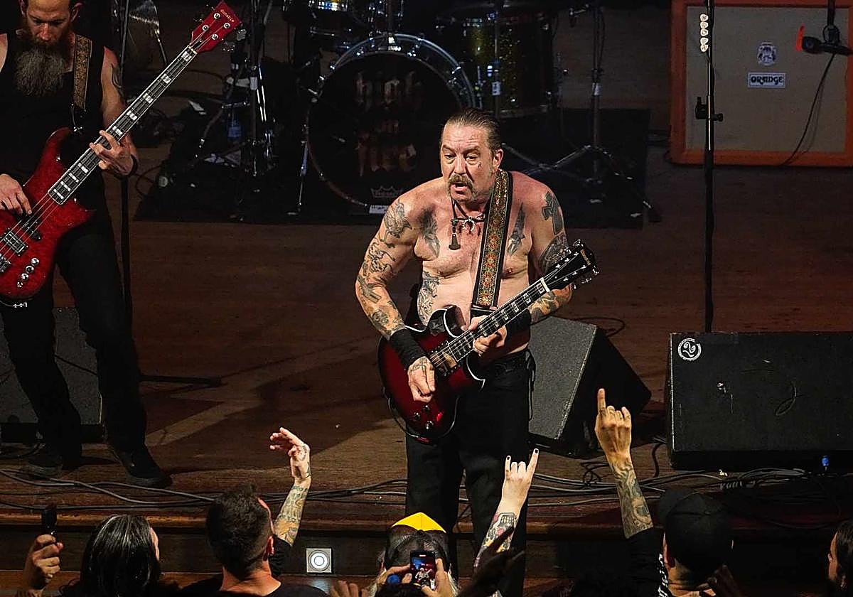 Matt Pike, el líder, ex Sleep, azuzando a los 300.