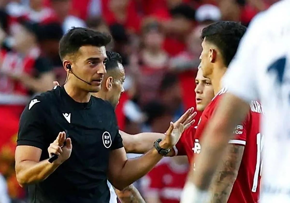 Cierre del estadio, multa y 17 partidos de suspensión a jugadores del Nàstic por increpar al árbitro bilbaíno Mallo Fernández