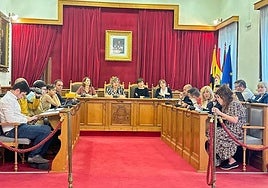 Marijose Blanco, en el centro, ejerciendo de alcaldesa en funciones tras la salida de Mikel Torres.