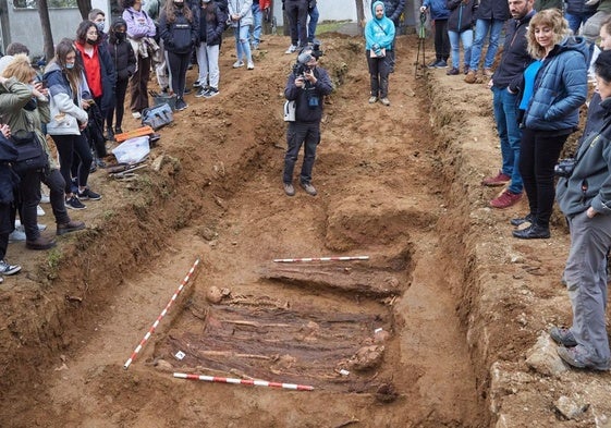 Los restos exhumados en el cementerio de Berriozar.