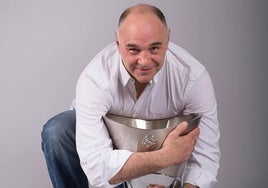 Pablo Laso se abraza al trofeo de la Euroliga conquistada en 2015.