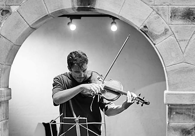 Alex Balas deleitará al público con la viola.