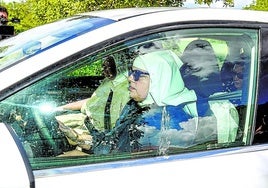 Dos de las clarisas excomulgadas acceden a los terrenos del convento en coche.