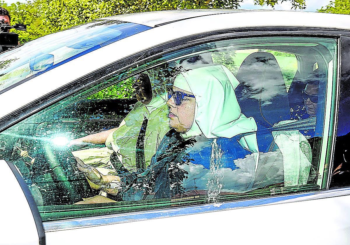 Dos de las clarisas excomulgadas acceden a los terrenos del convento en coche.