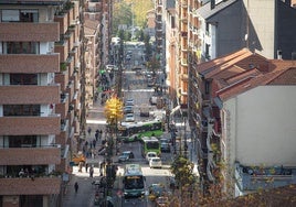 Vista de la calle Juan Baustista Uriarte, una de las más transitadas de Galdakao por vehículos.