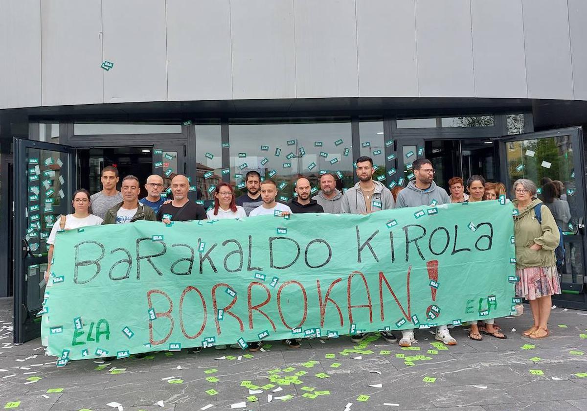 Parte de la plantilla de empleados de los centros deportivos municipales de Barakaldo ayer en una concentración con algunos usuarios.