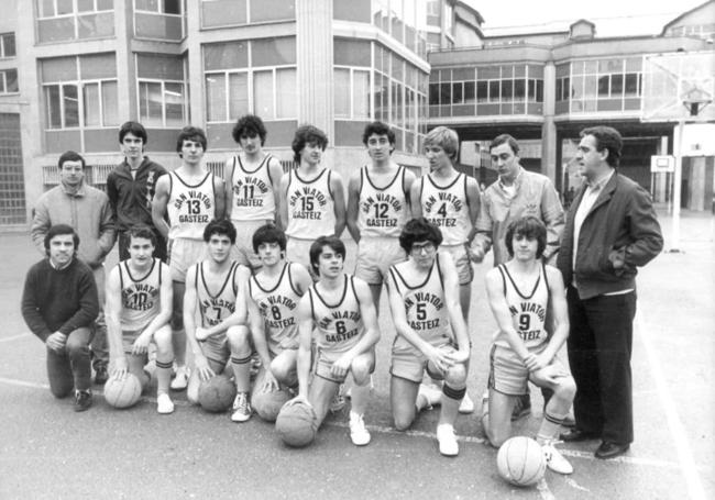 Laso, con el dorsal número 9, con el equipo de su colegio, San Viator.