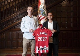 Leire Baños posa en Ibaigane con el presidente Jon Uriarte.