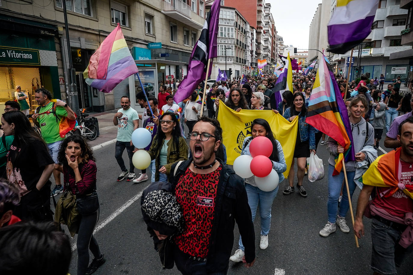 La marea arcoíris llena Vitoria de Orgullo