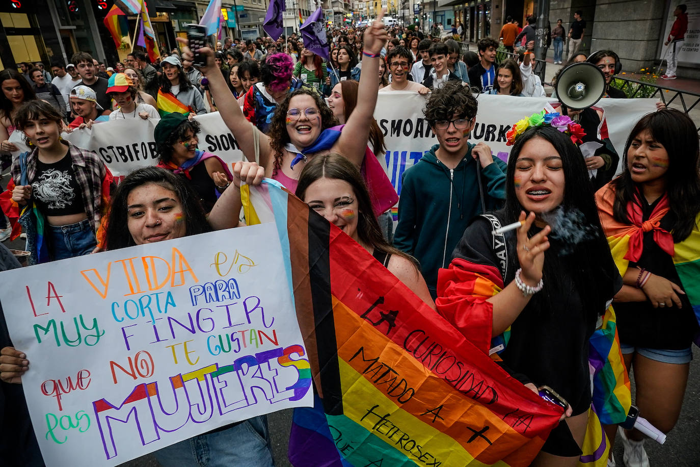 La marea arcoíris llena Vitoria de Orgullo