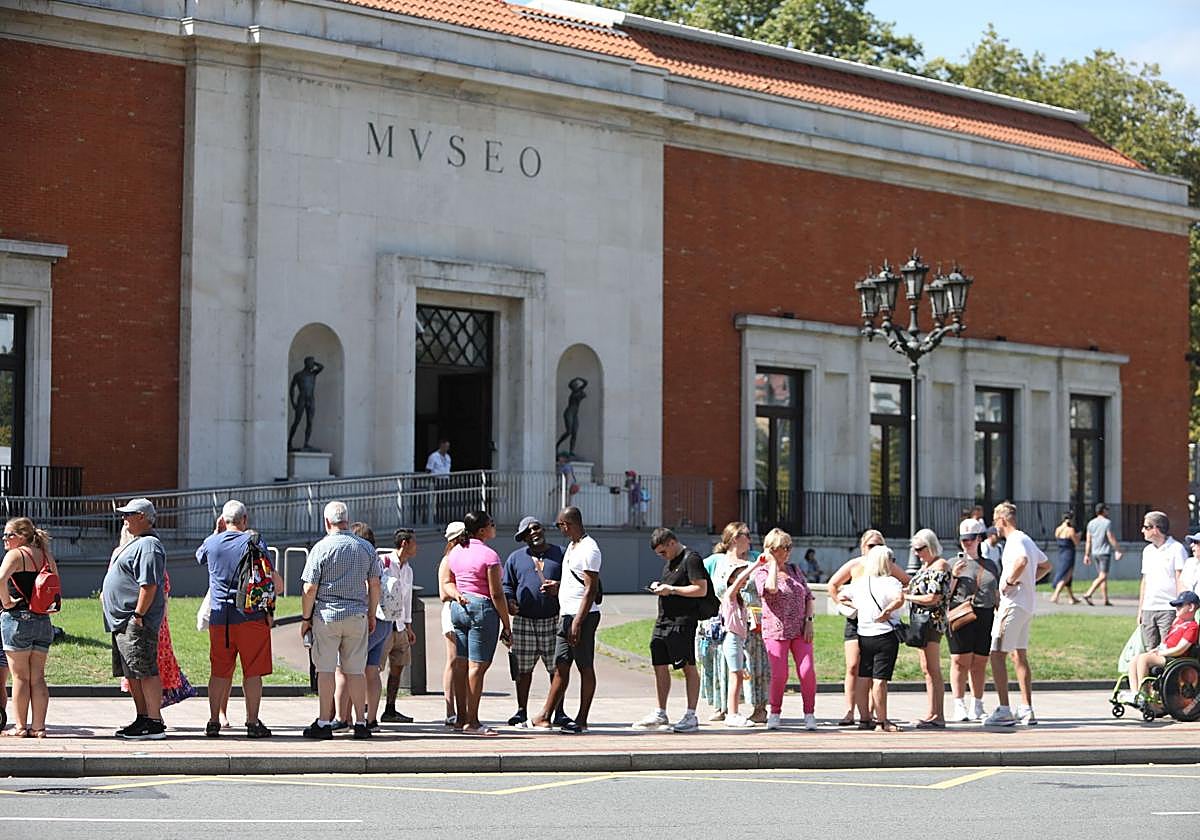 Turistas en el entorno del Museo de Bellas Artes.