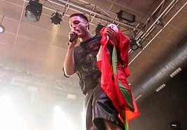 Valentín Oliva con una ikurriña en 'Niño gordo flaco'.