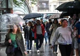 La lluvia está siendo intensa este sábado a primera hora en Bilbao.