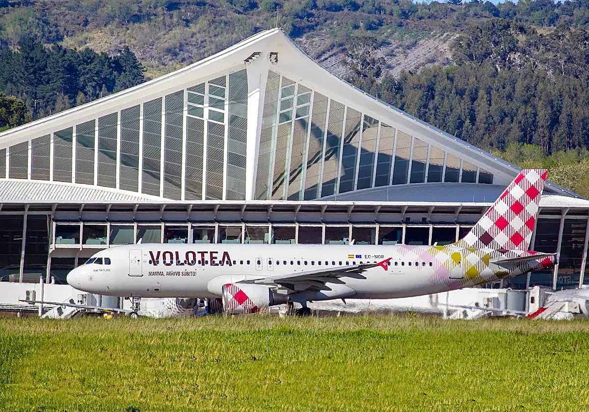 Un avión de Volotea se prepara para coger pista en el aeropuerto de Loiu.