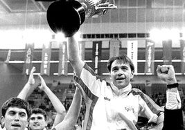 El vitoriano alza la Copa del Rey de 1995, la primera del Baskonia.