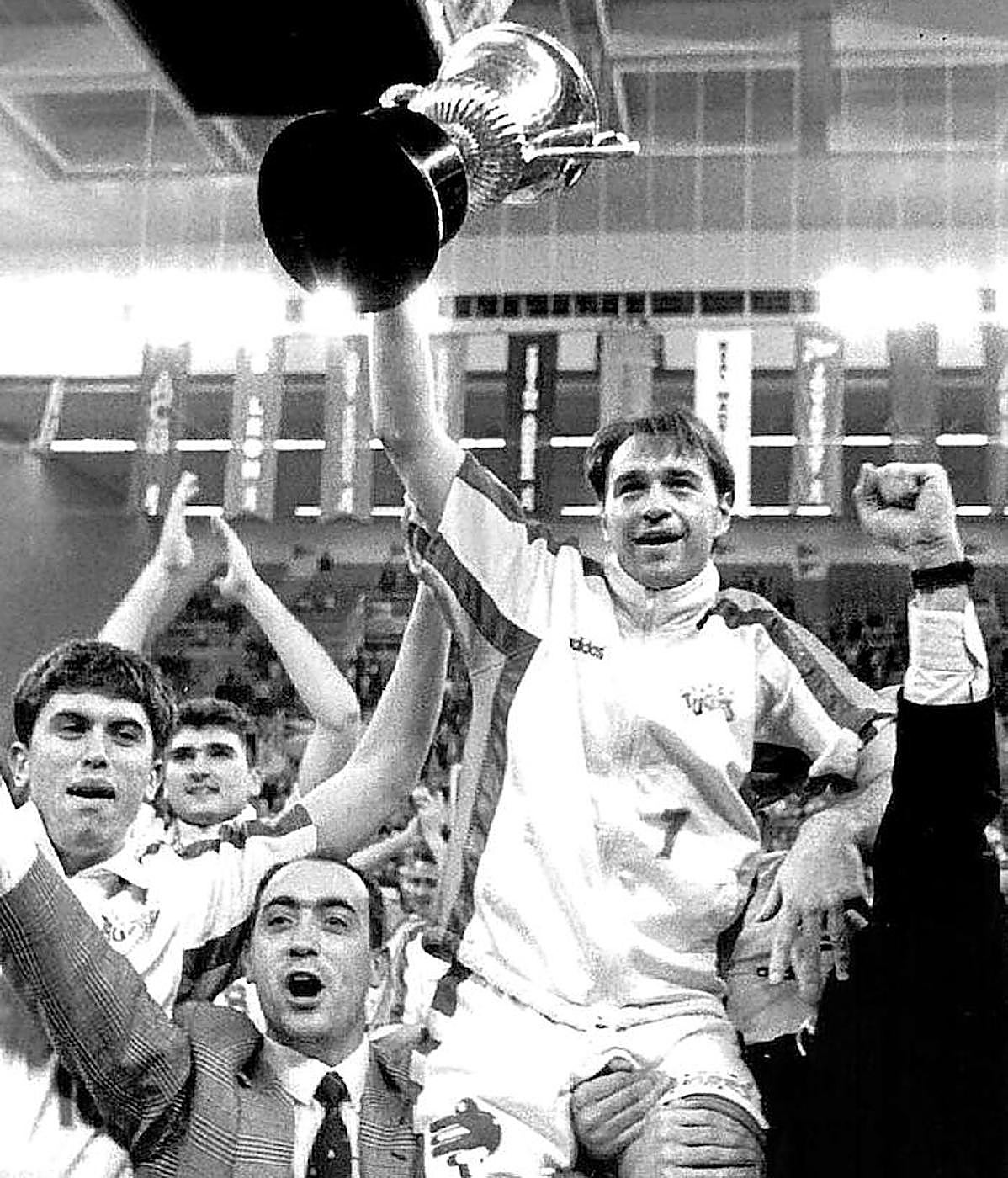 El vitoriano alza la Copa del Rey de 1995, la primera del Baskonia.
