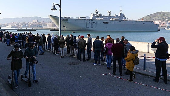 El portaviones 'Juan Carlos I' regresa a Getxo