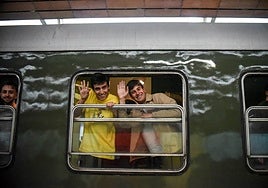 Momento en que el 'Expreso Bilbao Ría' llega a la estación de trenes de Abando, en Bilbao.