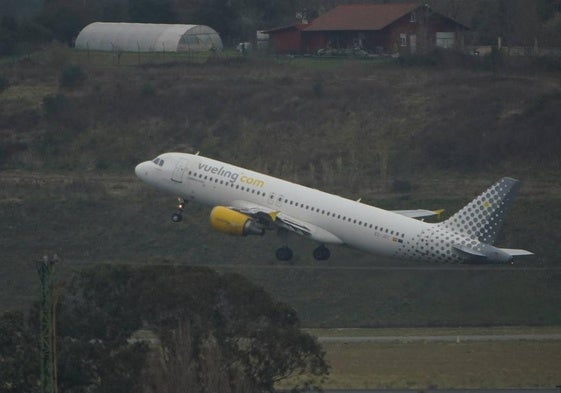 Un avión que volaba a Roma desde Bilbao regresa a Loiu al detectar una falsa alarma de fuego en el motor