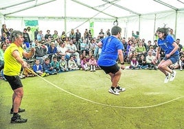 El circo social ha llegado a la comarca de Gorbeialdea. Hoy actuará en Murgia y mañana en Ondategi.