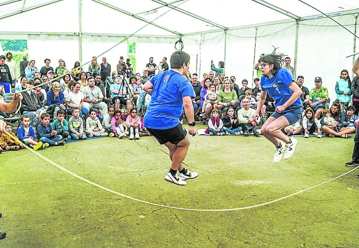 El circo social ha llegado a la comarca de Gorbeialdea. Hoy actuará en Murgia y mañana en Ondategi.