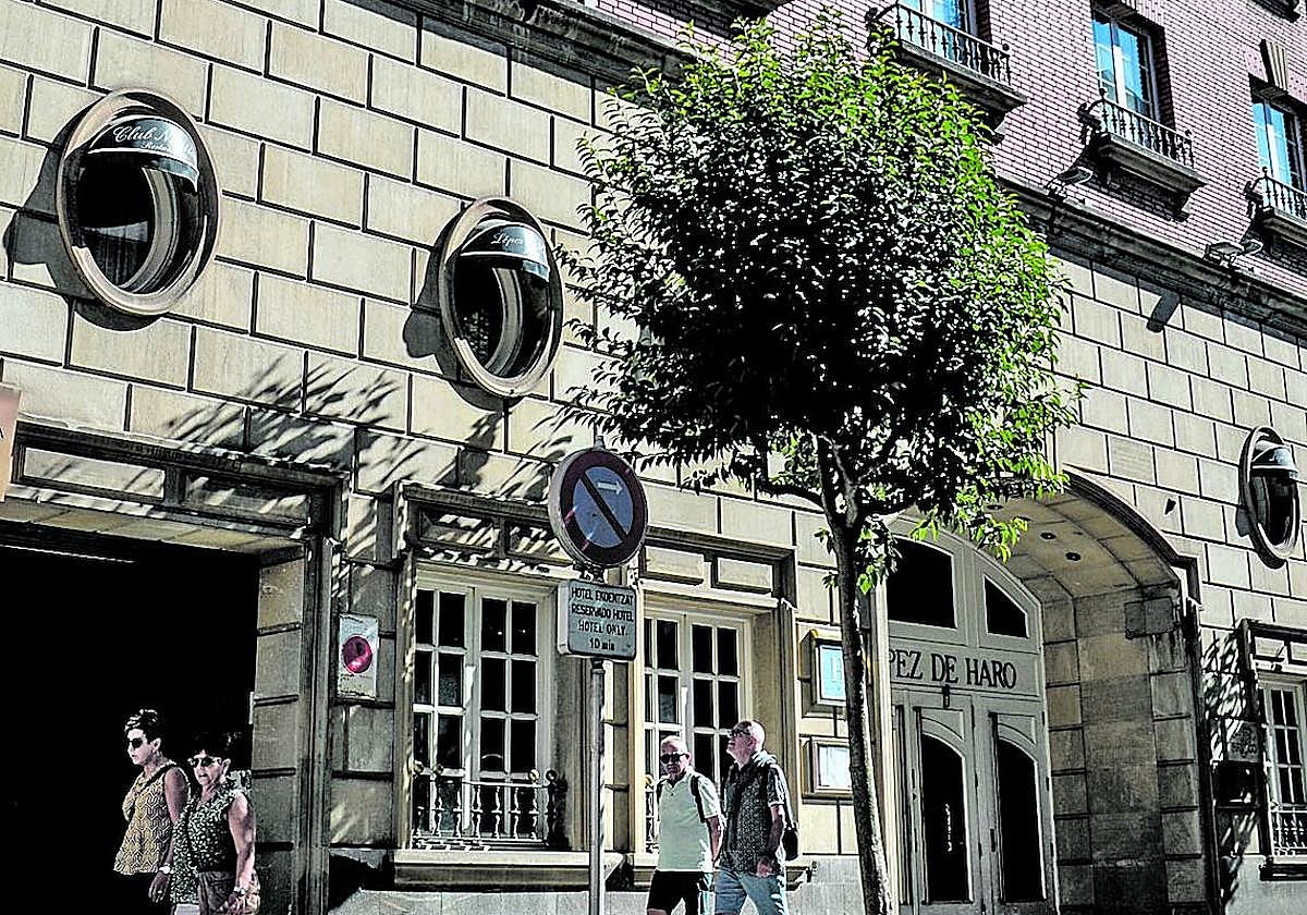 Fachada del hotel López de Haro, que albergará apartamentos de lujo.