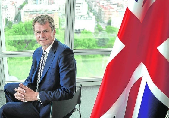 Elliott en las nuevas oficinas comerciales del consulado británico en la Torre Iberdrola de Bilbao.