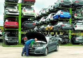 Un trabajador de Desguace Vidaurreta inspecciona el motor de un vehículo que han recibido.