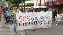 Vecinos de Ondarroa en la manifestación para denunciar la situación del ambulatorio.