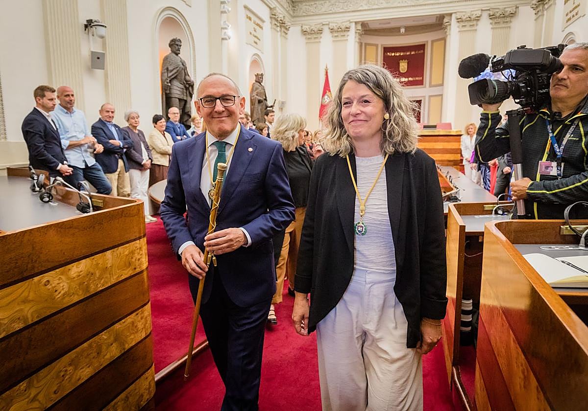 Noemi Aguirre junto al diputado general en la ceremonia de este lunes.