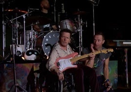 Coldplay emociona en el festival de Glastonbury y sube a Michael J. Fox al escenario