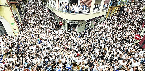 La muchedumbre desafió la lluvia y tomó las calles desde primera hora.