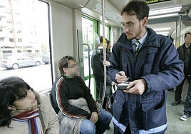 Un revisor efectúa un control en el tranvía de la capital alavesa.