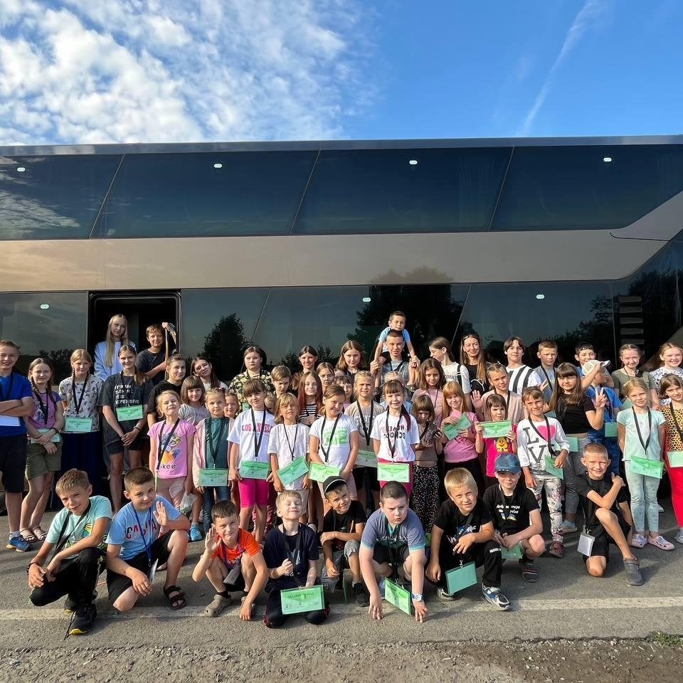 Varios niños ucranianos, en una parada del viaje que les ha traído a Euskadi.