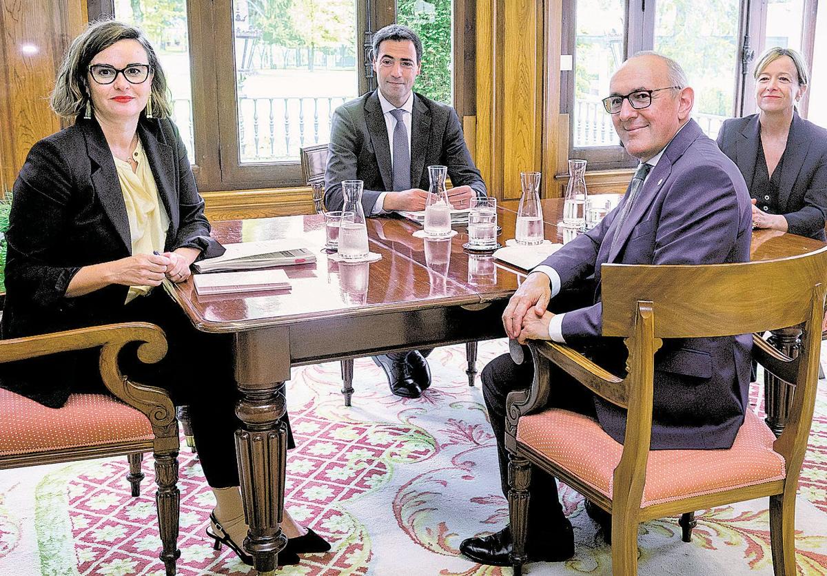 El lehendakari Imanol Pradales, al fondo, junto a los diputados generales Elixabete Etxanobe, Ramiro González y Eider Mendoza.