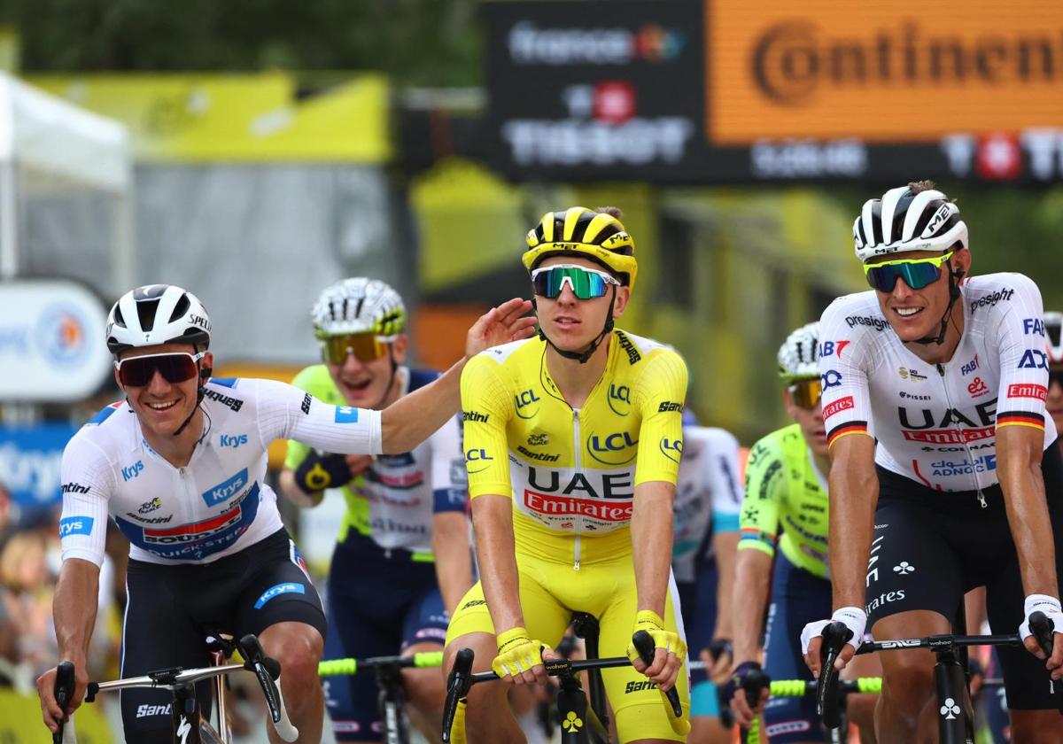 Evenepoel y Pogacar, en la llegada a meta.