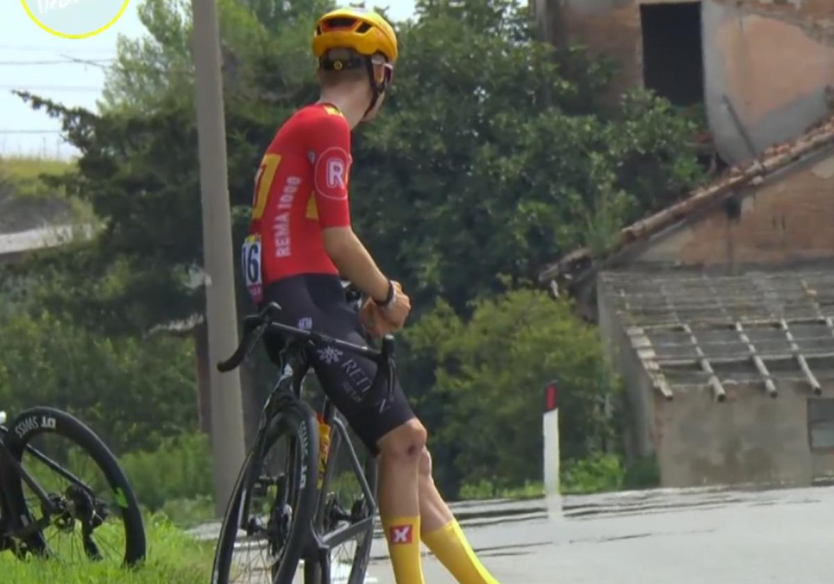 Lo nunca visto en el Tour: los escapados esperan al pelotón sentados en la cuneta