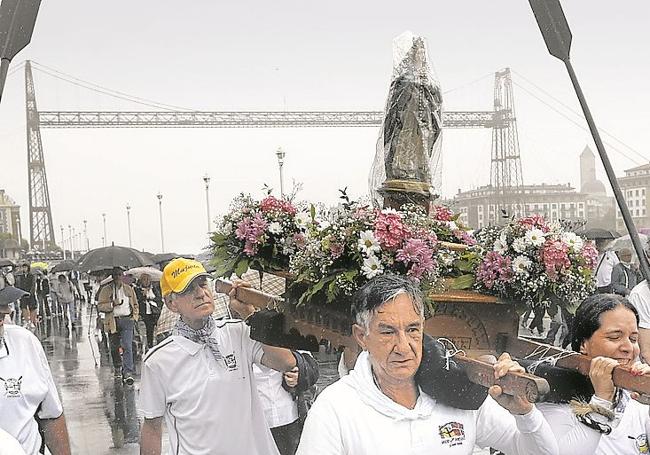 La Virgen de la Guía, llevada a hombros