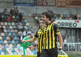 Xabi Cortezón celebra un gol con el Barakaldo.