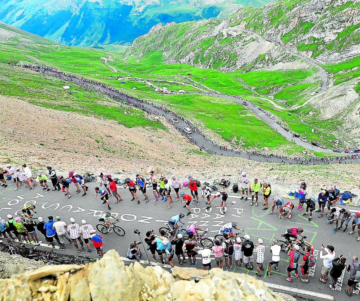 Leyenda. El pelotón ascenderá hoy el Galibier, uno de los grandes puertos del Tour.