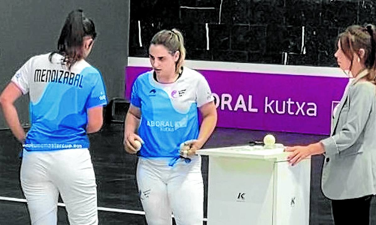 Mendizabak y Aldai eligen una pelota durante el partido.