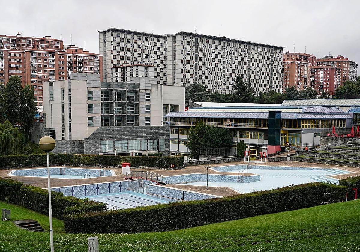 La piscina de Txurdinaga es una de las tres exteriores que gestiona el Ayuntamiento de Bilbao, junto con las de Artxanda y Rekalde