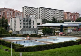 La piscina de Txurdinaga es una de las tres exteriores que gestiona el Ayuntamiento de Bilbao, junto con las de Artxanda y Rekalde