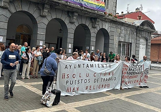 Trabajadores del polideportivo protestan ante el Ayuntamiento de Trapagaran.