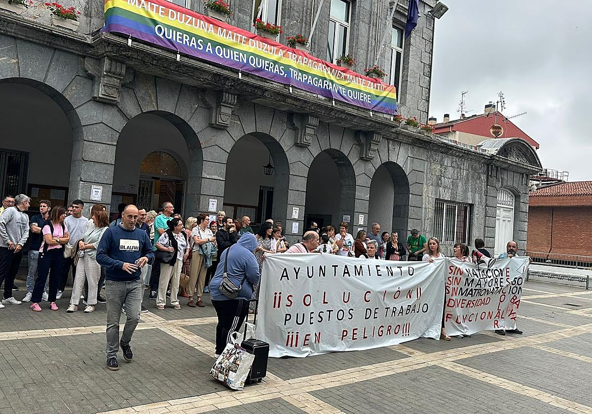 Trabajadores del polideportivo protestan ante el Ayuntamiento de Trapagaran.