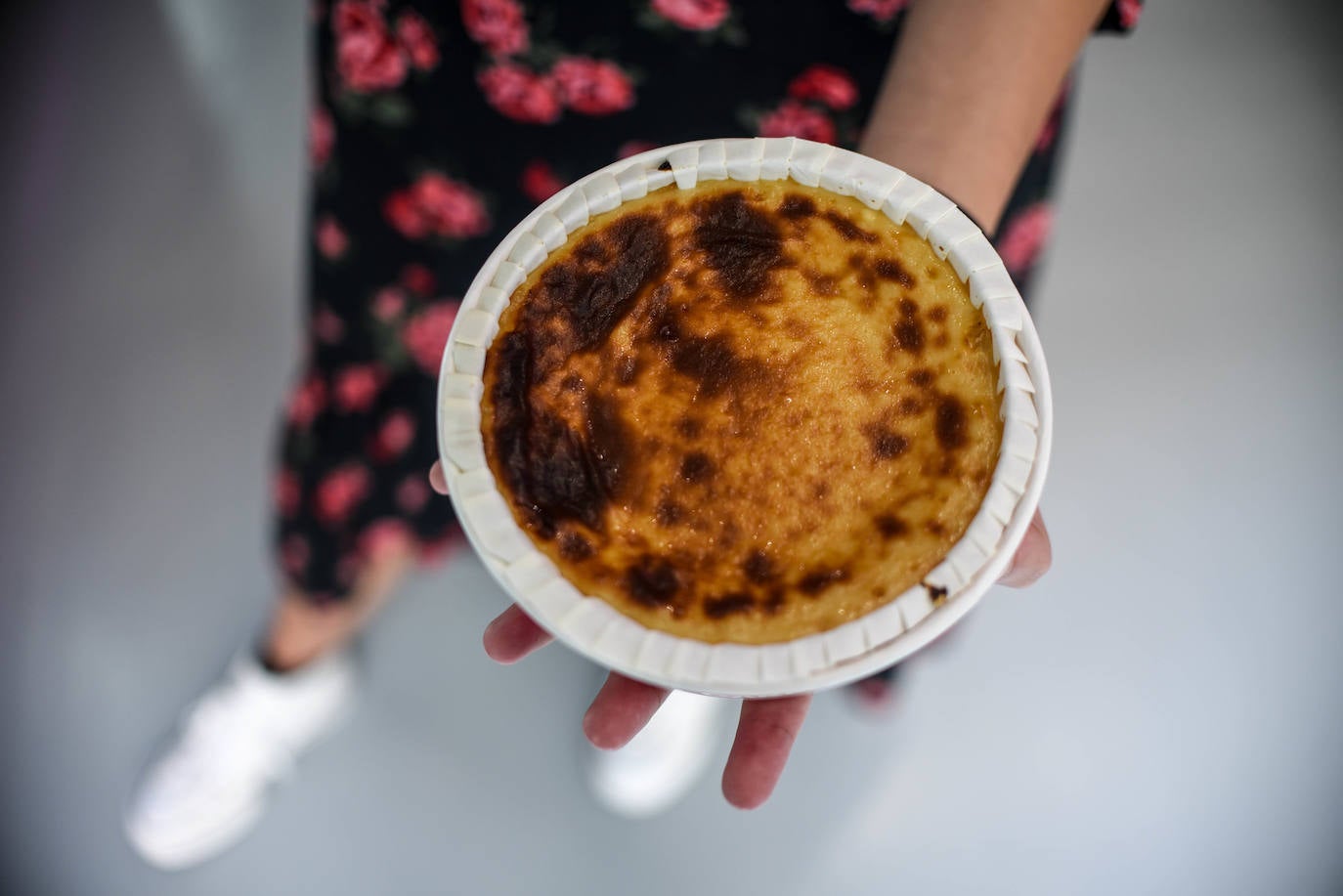 Dos amigos veinteañeros que triunfan con sus tartas de queso en Noja abren tienda en Bilbao